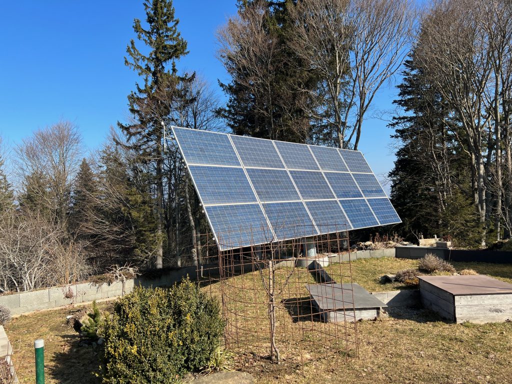 Beispiel eines Off-Grid Setups. 15 PV Paneele auf einem Grundstück in der Natur
