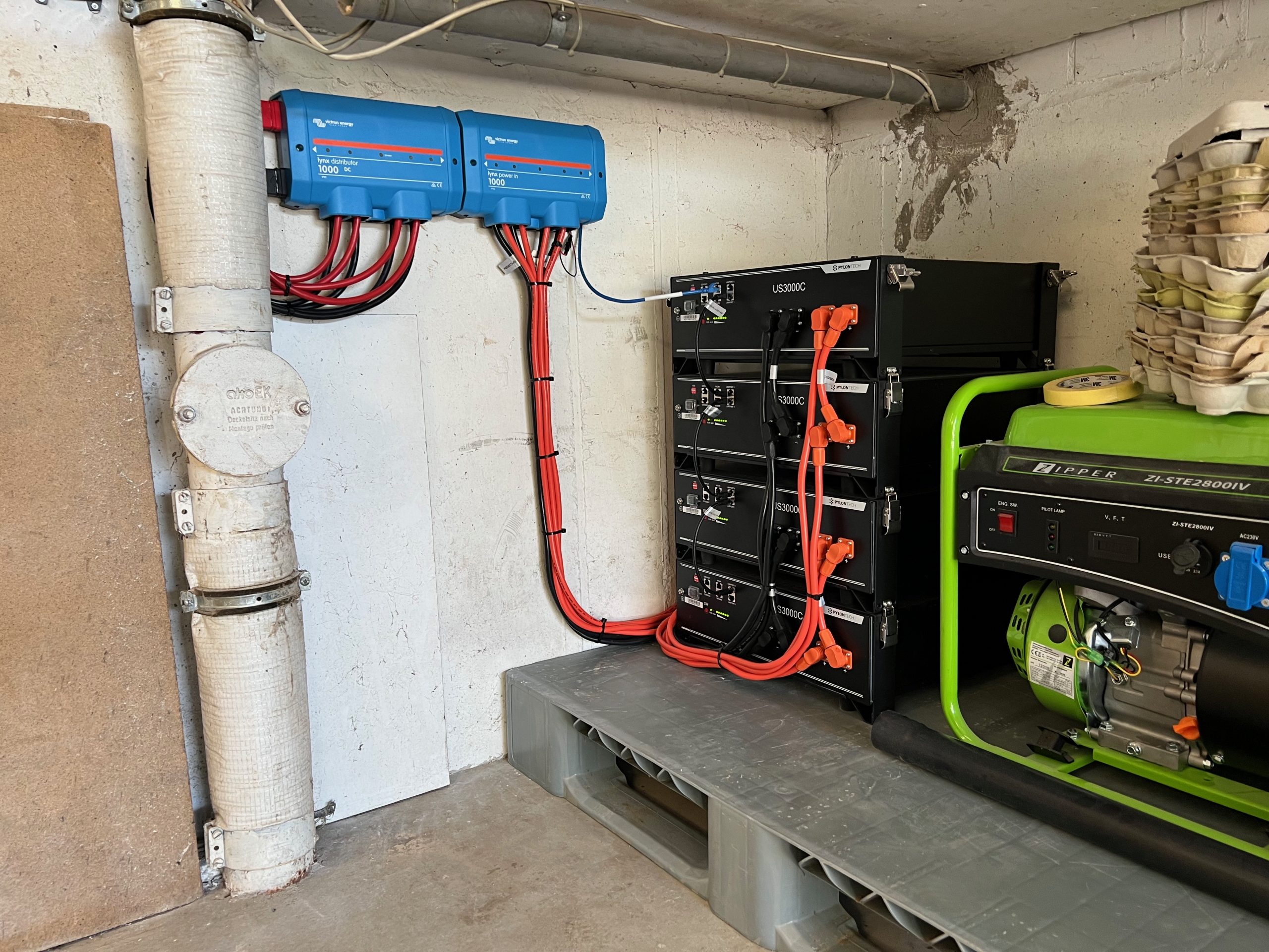 Details zu einem Batteriespeicher. Victron lynx distributor 1000, vier Pylontech US300C Batteriepacks und einem Zipper ZU-STE2800IV Inverter-Stromerzeuger