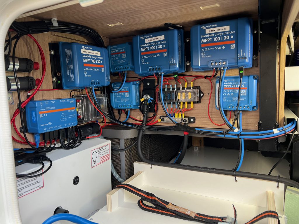 Beispiel Setup eines Autarken Wohnmobils mit drei Victron SmartSolar Charge Controller MPPT 100 | 30 und drei SmartSolar MPPT 75 | 10. Victron Cerbo CX.